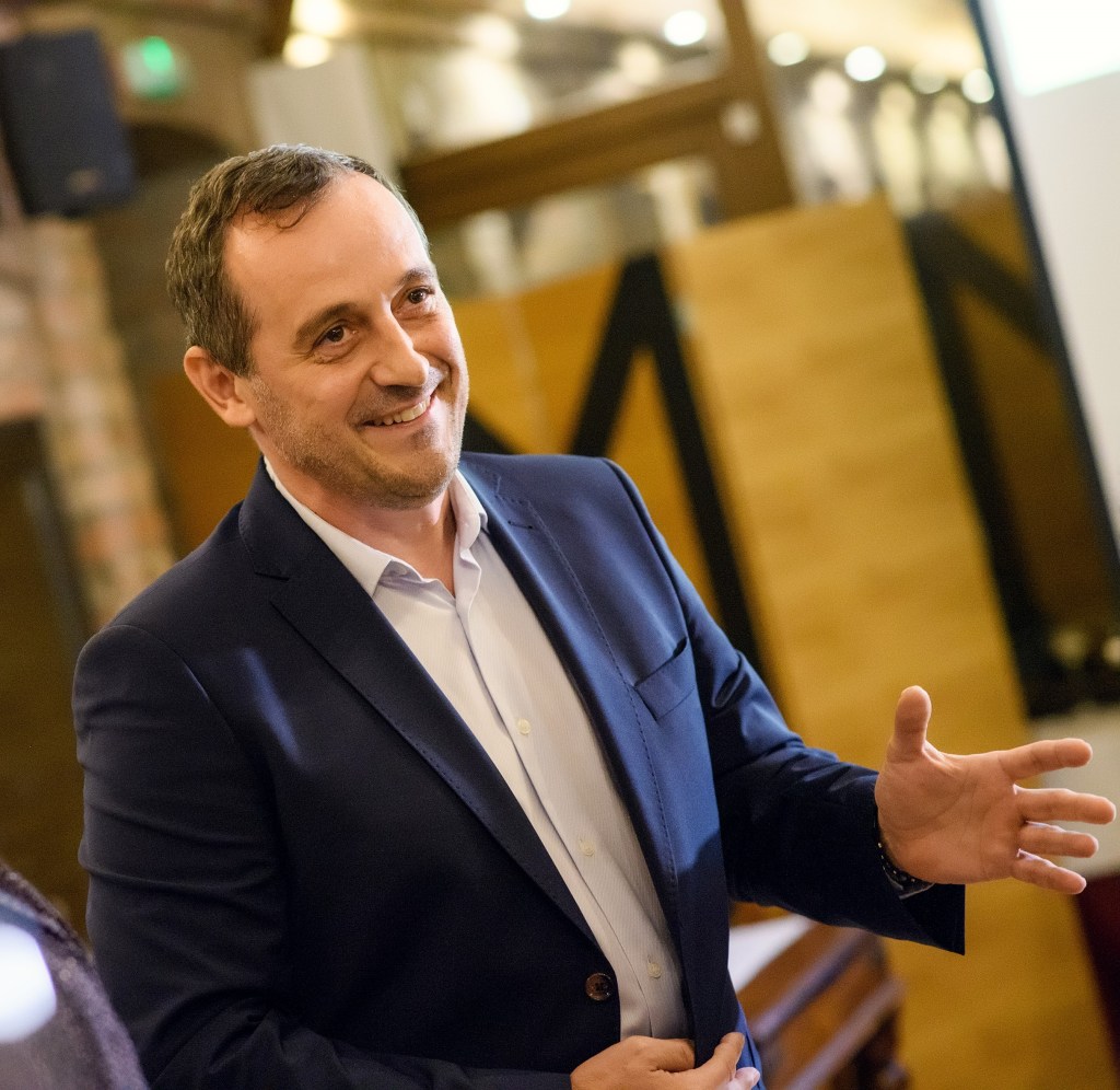 Roman Krajniak počas diskusie o športe a inováciách